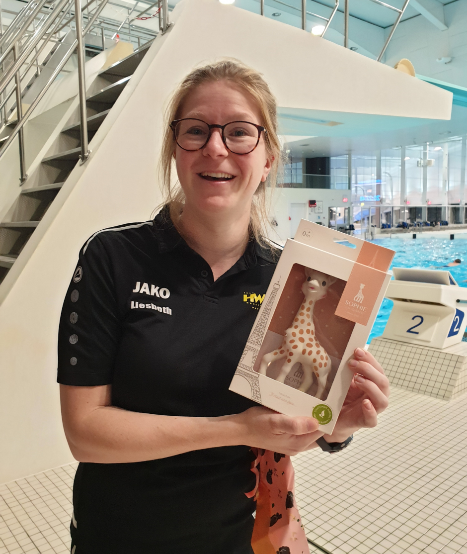 Liesbeth ontvangt namens de club een kleinigheidje voor haar dochtertje Sophie