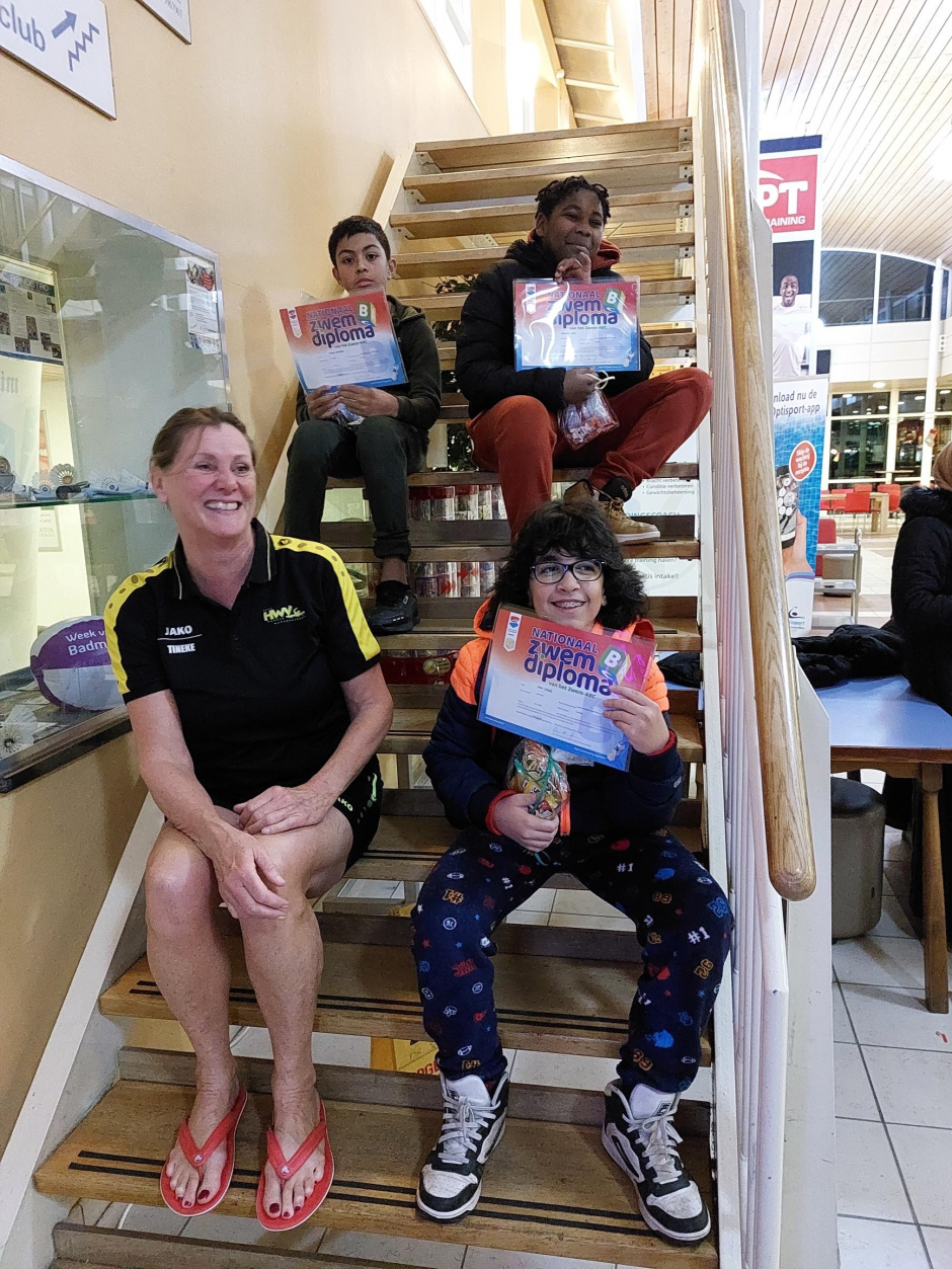 De Schilp B diploma zwemmers met juf Tineke