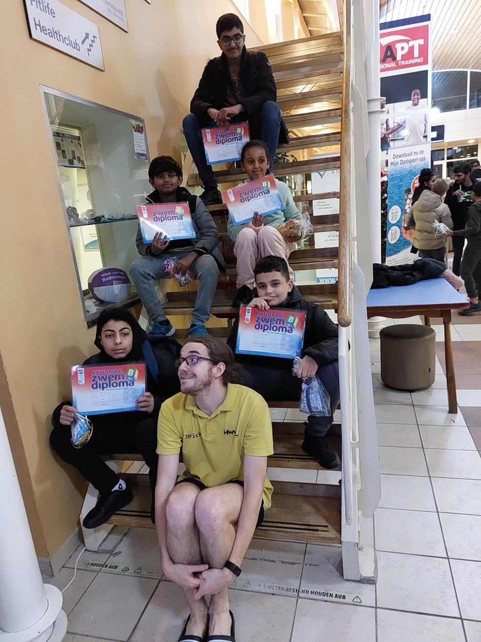 Het Zuiderpark B diploma zwemmers met meester Jorick