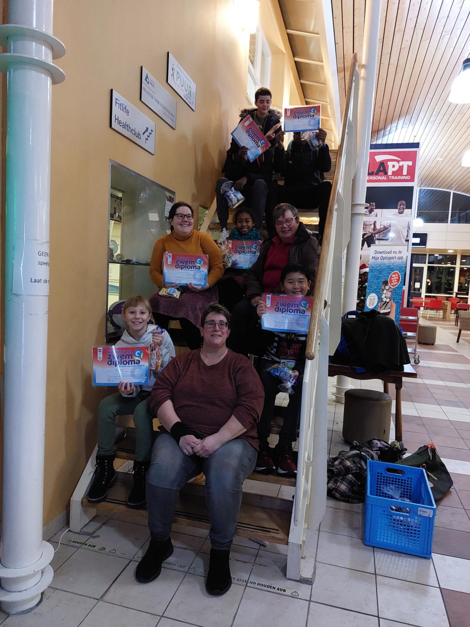 De geslaagde C diploma leerlingen met juf Christina