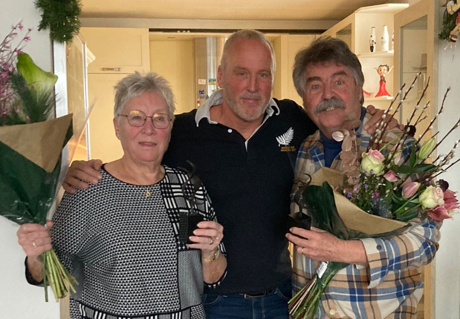 70-jarige jubilarissen Frans en Elly met voorzitter Jeroen