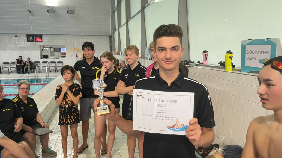 Adam Boels ontvangt een oorkonde voor beste prestatie 2022