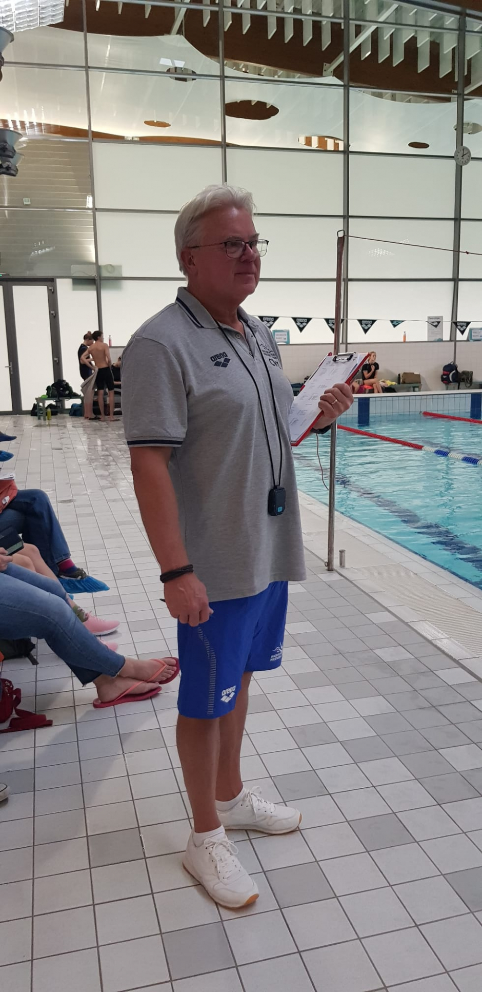 Cor houdt de boel in de gaten!