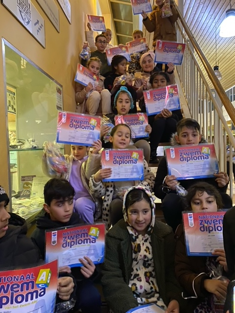 Met hun A-diploma op zak zijn deze 17 zwemmers weer een stapje verder in hun zwemvaardigheid.