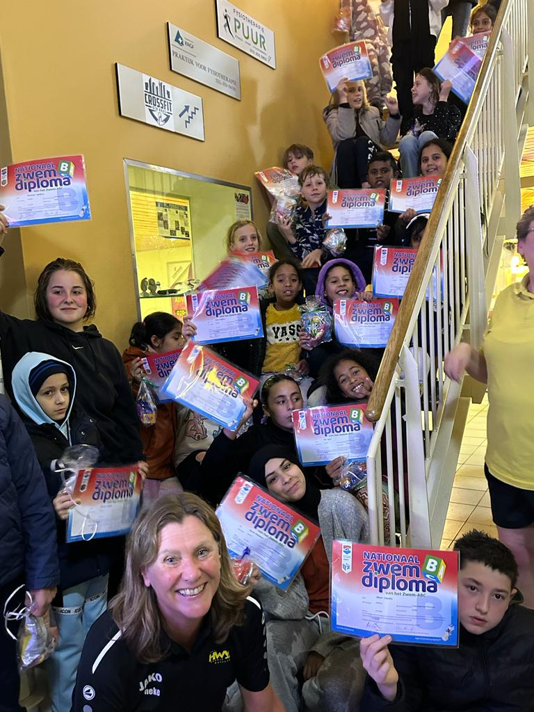 Gefeliciteerd met jullie B-diploma! Jullie kunnen alle 26 supertrots zijn.