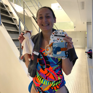 Sharon ontvangt een cadeautje voor Sepp