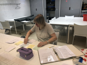 Yvonne druk aan het werk als Jurysecretaris